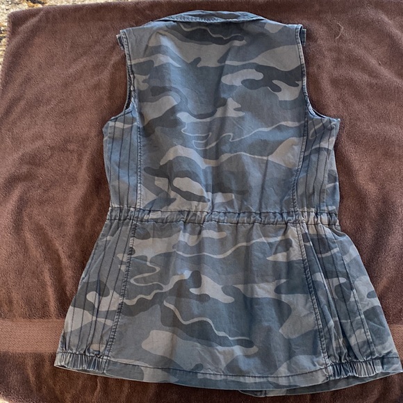 Camo vest. Size medium. Great quality! It has been worn - Picture 2 of 3